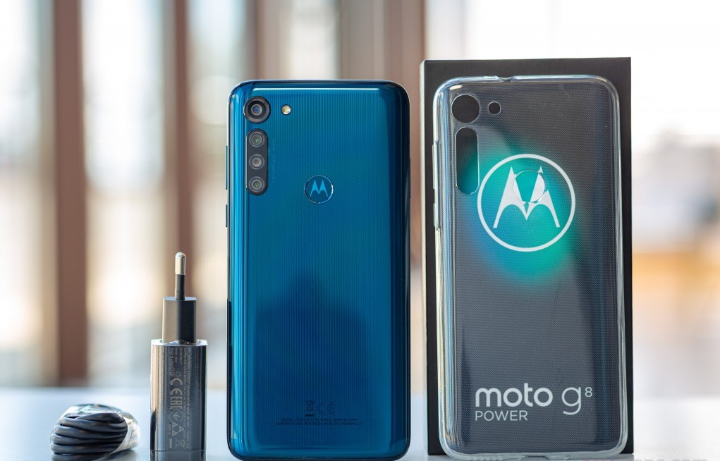 Moto G8 Power Lite Design Front and back view